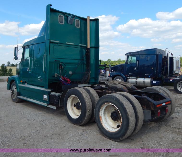 image for item H3372 1996 Volvo WIA Aero semi truck