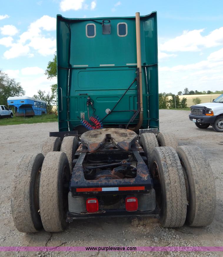 image for item H3372 1996 Volvo WIA Aero semi truck