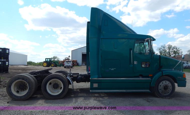 image for item H3372 1996 Volvo WIA Aero semi truck