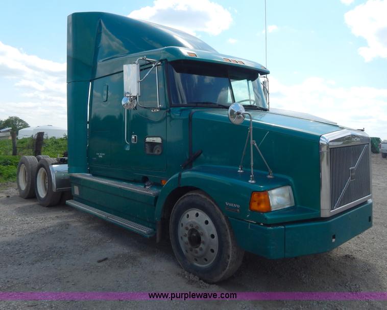 image for item H3372 1996 Volvo WIA Aero semi truck