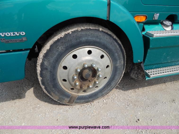 image for item H3372 1996 Volvo WIA Aero semi truck