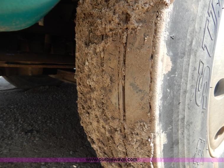 image for item H3372 1996 Volvo WIA Aero semi truck