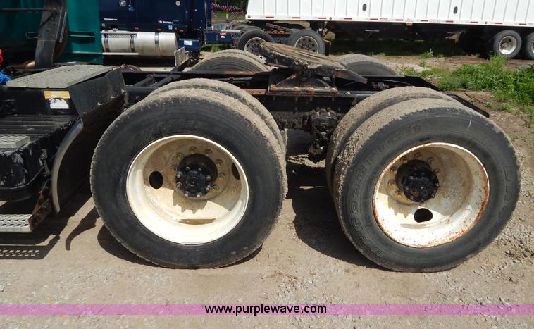 image for item H3372 1996 Volvo WIA Aero semi truck