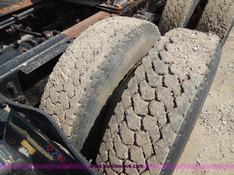 image for item H3372 1996 Volvo WIA Aero semi truck