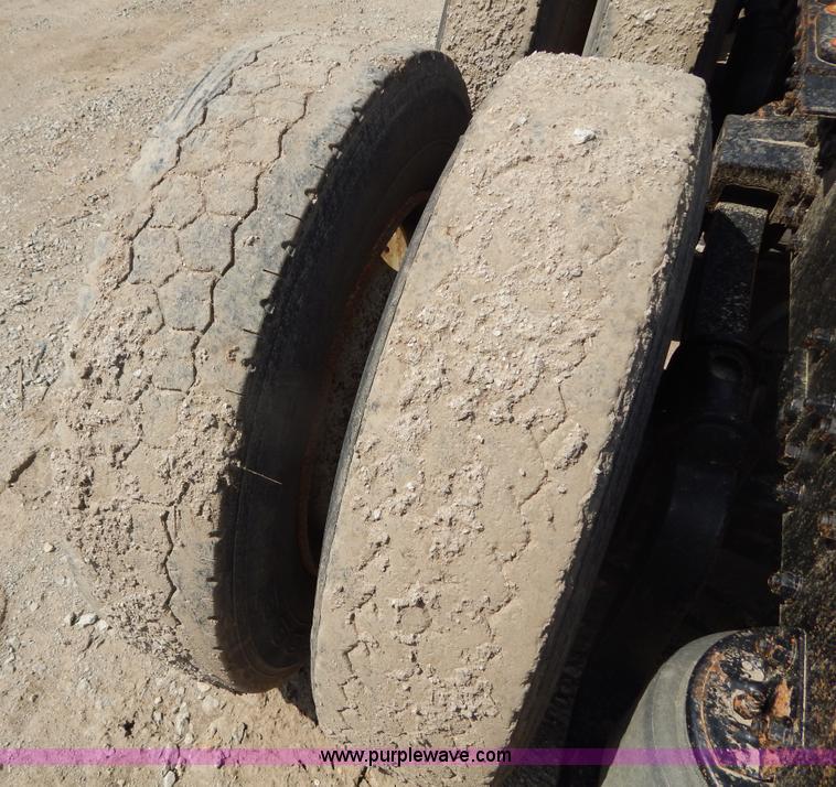 image for item H3372 1996 Volvo WIA Aero semi truck