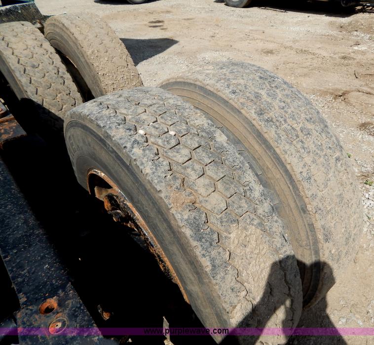 image for item H3372 1996 Volvo WIA Aero semi truck