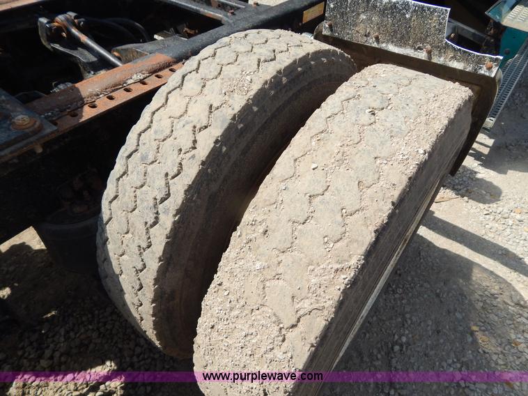 image for item H3372 1996 Volvo WIA Aero semi truck