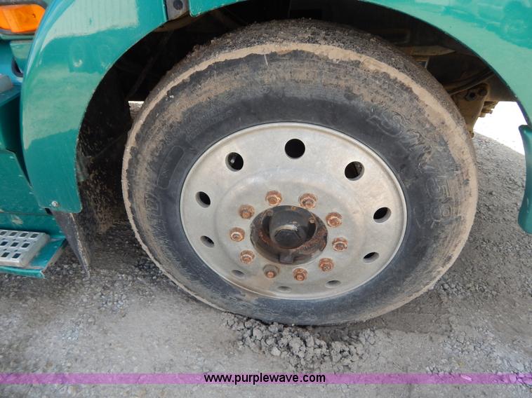 image for item H3372 1996 Volvo WIA Aero semi truck