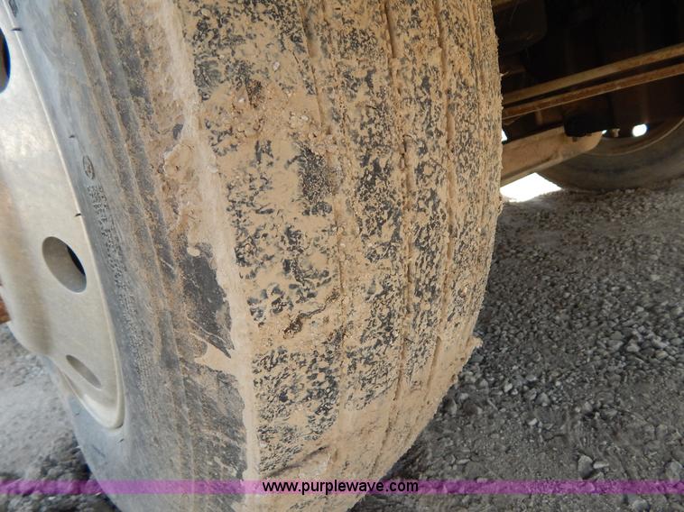 image for item H3372 1996 Volvo WIA Aero semi truck