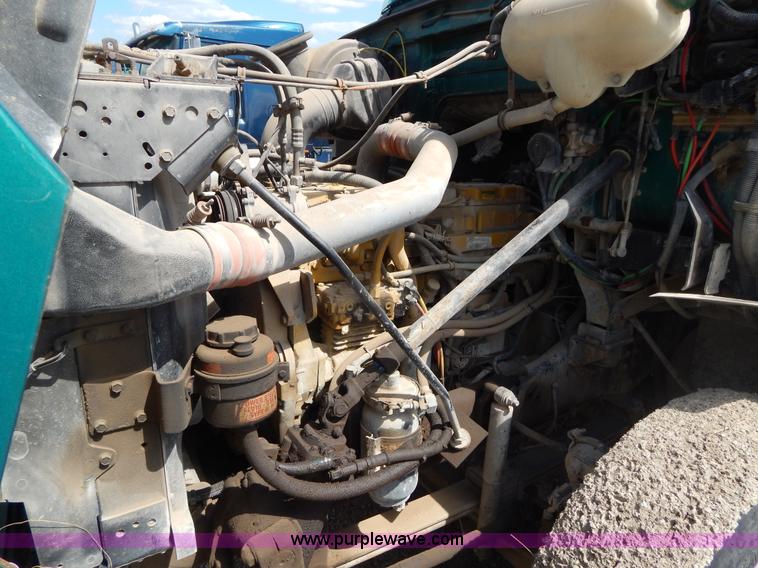 image for item H3372 1996 Volvo WIA Aero semi truck