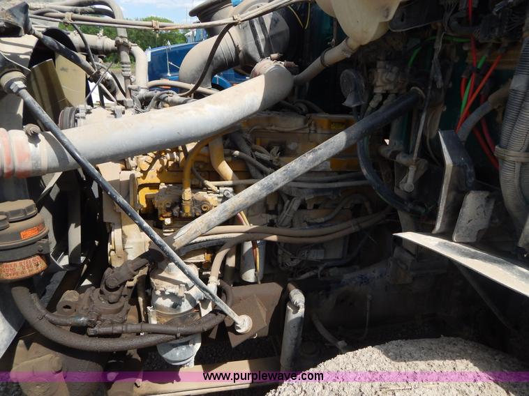 image for item H3372 1996 Volvo WIA Aero semi truck