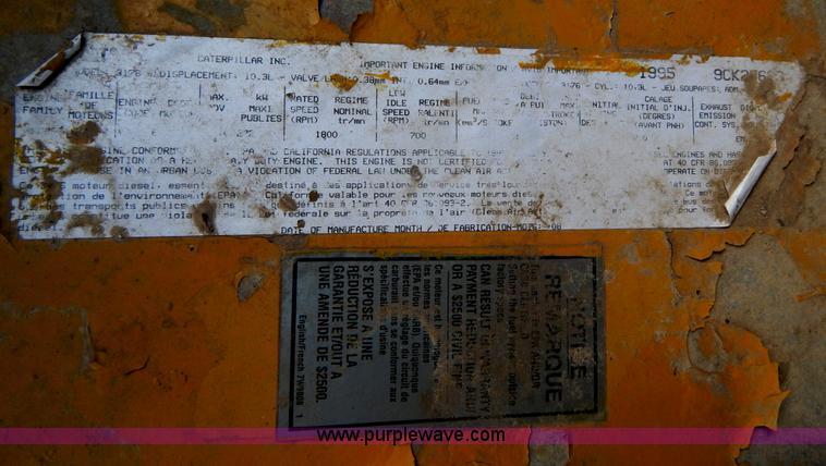 image for item H3372 1996 Volvo WIA Aero semi truck