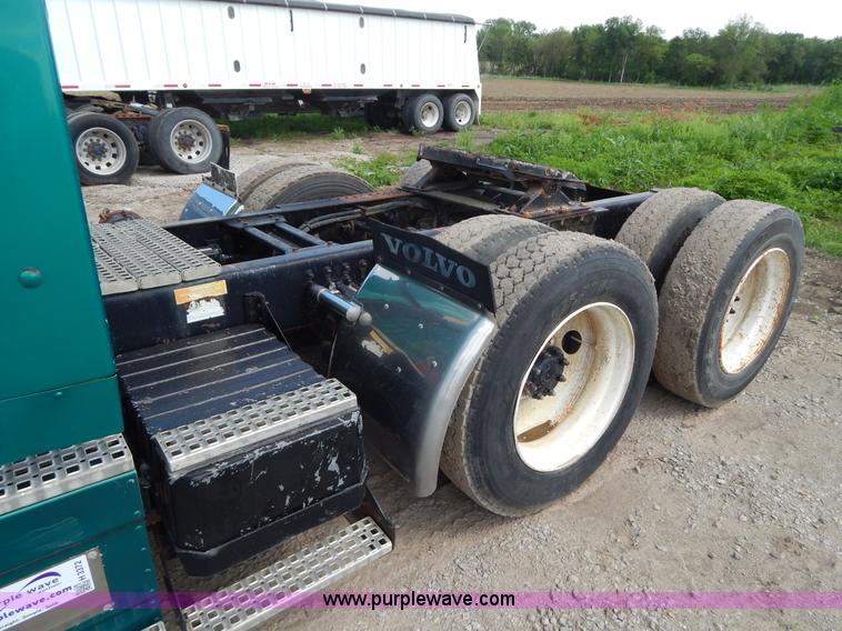 image for item H3372 1996 Volvo WIA Aero semi truck