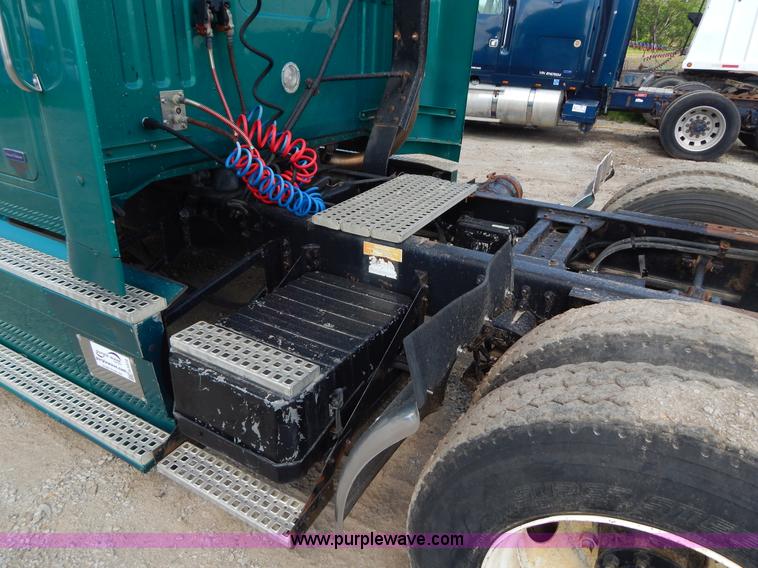 image for item H3372 1996 Volvo WIA Aero semi truck