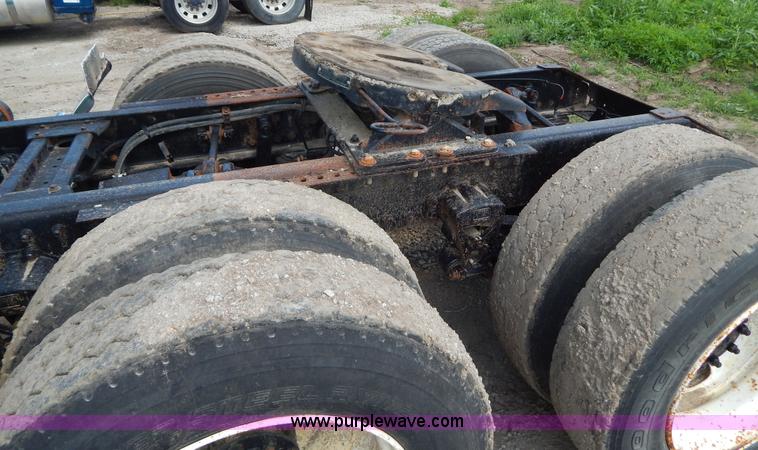 image for item H3372 1996 Volvo WIA Aero semi truck