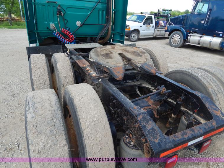 image for item H3372 1996 Volvo WIA Aero semi truck