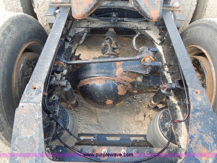 image for item H3372 1996 Volvo WIA Aero semi truck