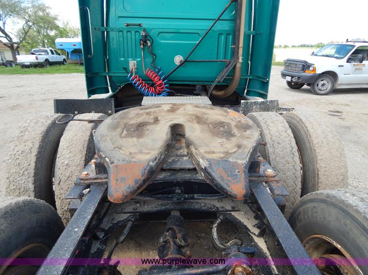 image for item H3372 1996 Volvo WIA Aero semi truck