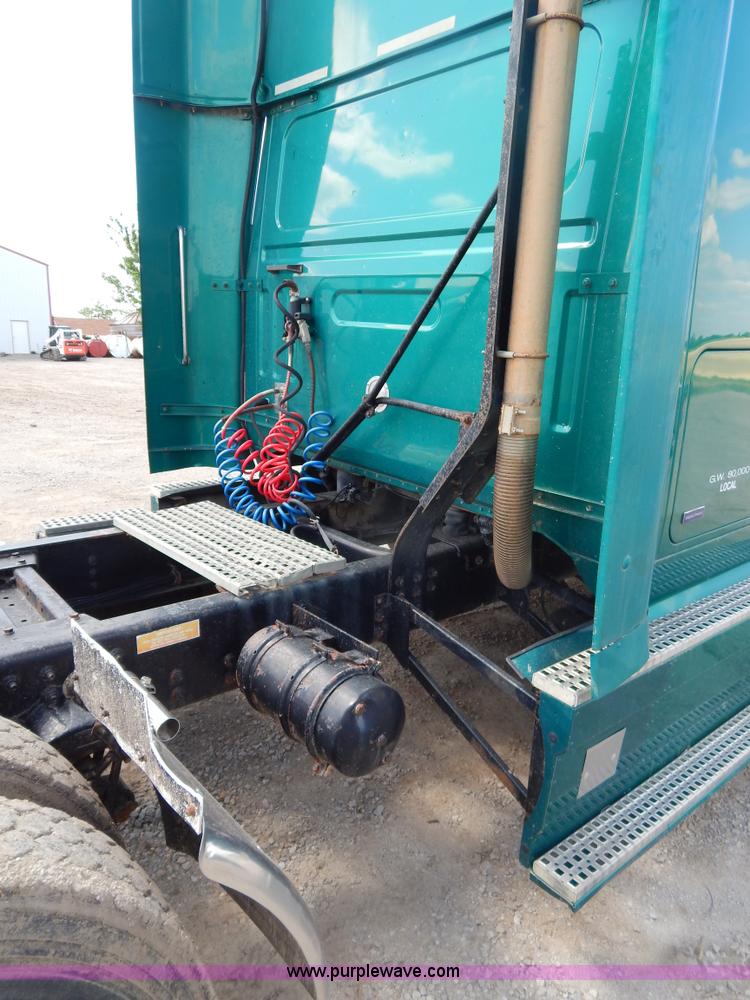 image for item H3372 1996 Volvo WIA Aero semi truck