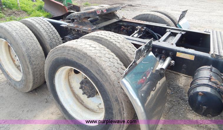 image for item H3372 1996 Volvo WIA Aero semi truck