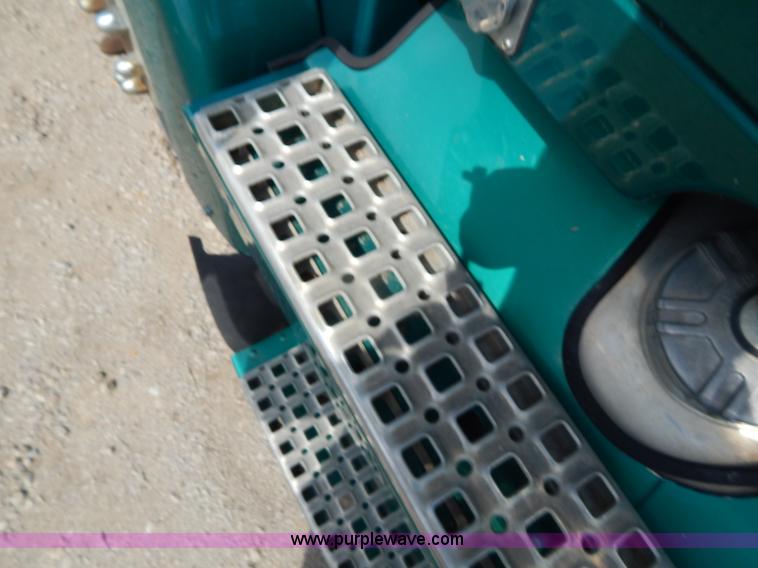 image for item H3372 1996 Volvo WIA Aero semi truck