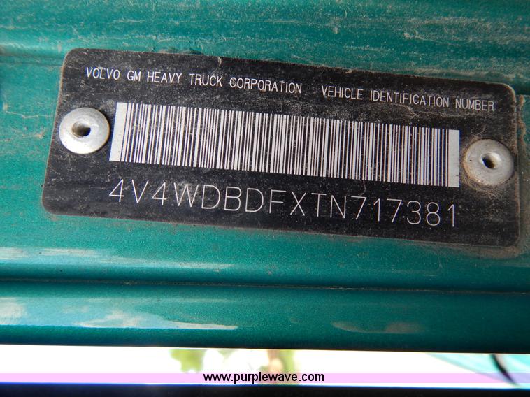image for item H3372 1996 Volvo WIA Aero semi truck