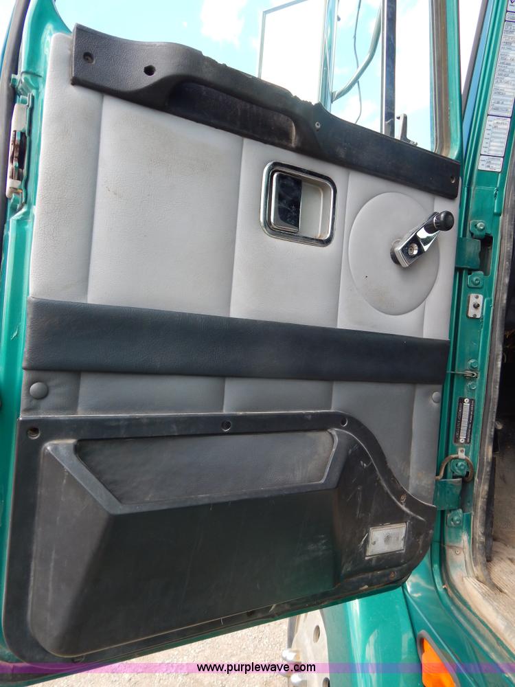 image for item H3372 1996 Volvo WIA Aero semi truck