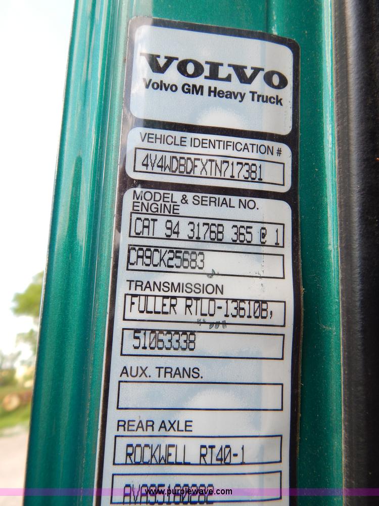 image for item H3372 1996 Volvo WIA Aero semi truck