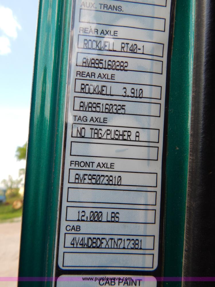 image for item H3372 1996 Volvo WIA Aero semi truck