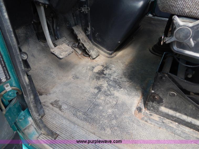 image for item H3372 1996 Volvo WIA Aero semi truck