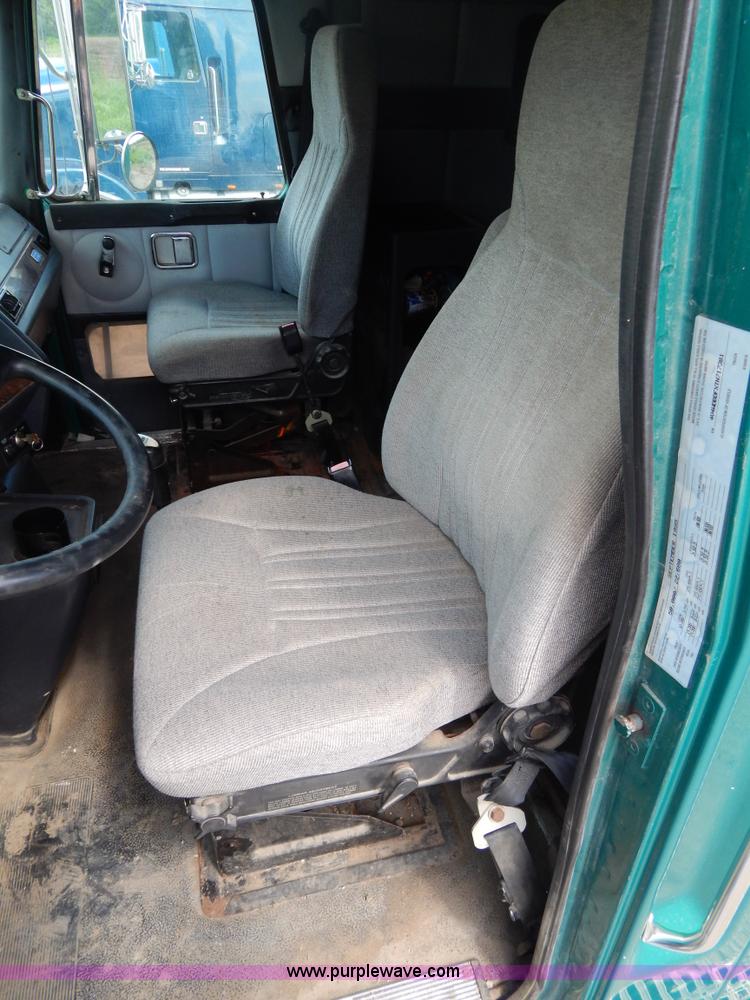 image for item H3372 1996 Volvo WIA Aero semi truck