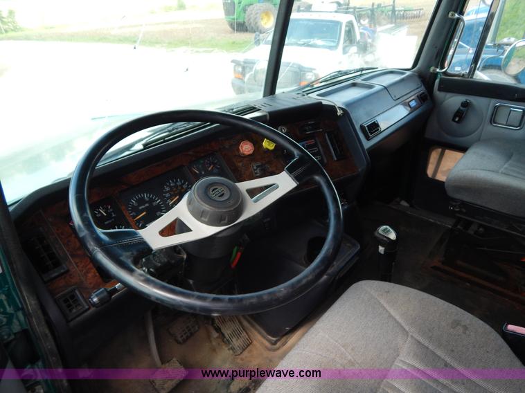 image for item H3372 1996 Volvo WIA Aero semi truck