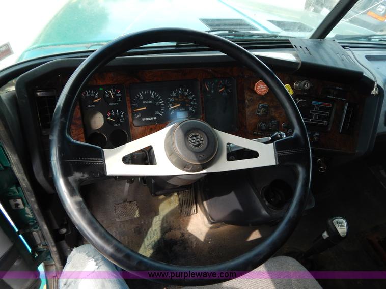 image for item H3372 1996 Volvo WIA Aero semi truck