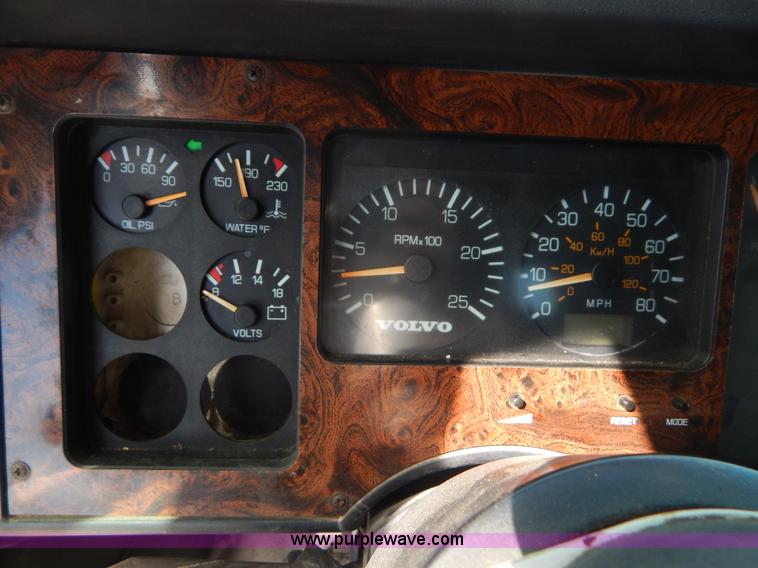 image for item H3372 1996 Volvo WIA Aero semi truck