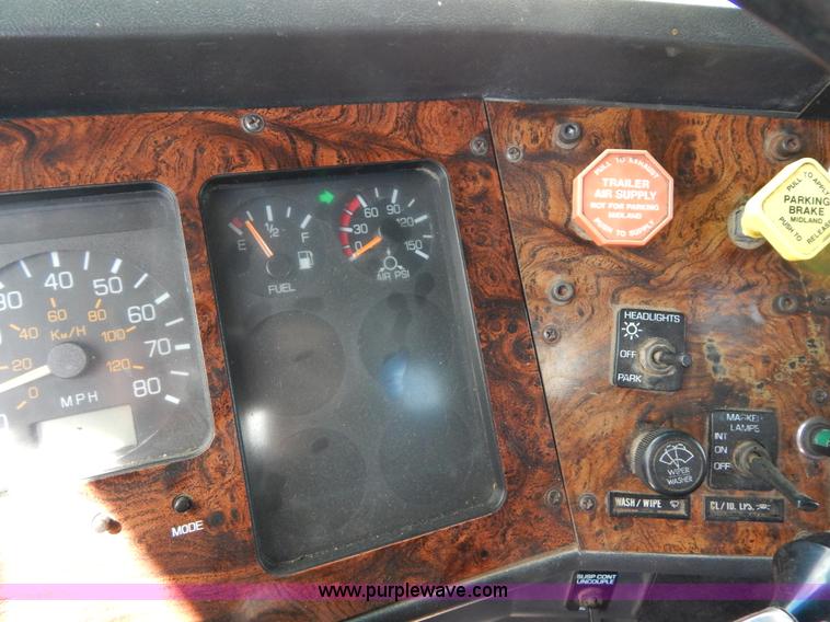 image for item H3372 1996 Volvo WIA Aero semi truck