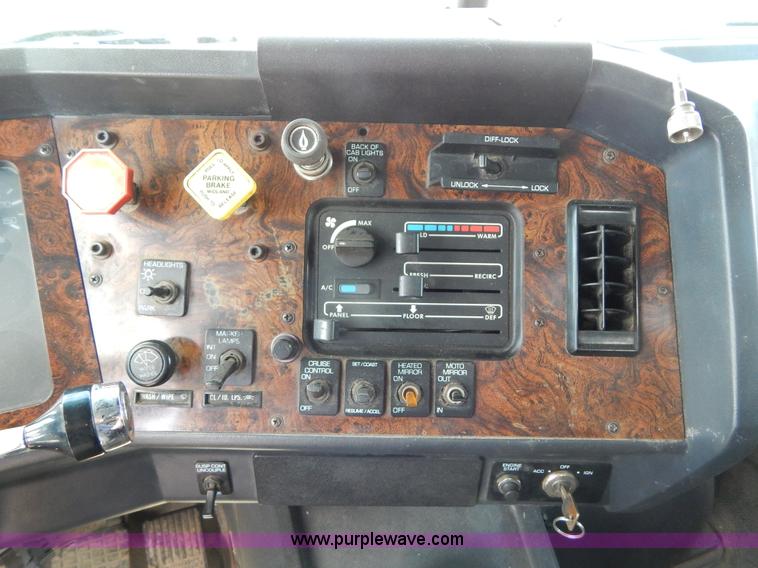 image for item H3372 1996 Volvo WIA Aero semi truck