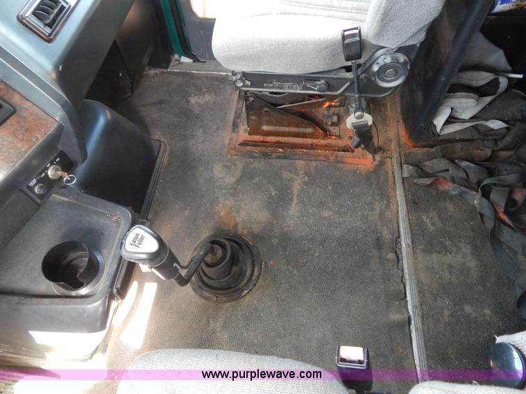 image for item H3372 1996 Volvo WIA Aero semi truck