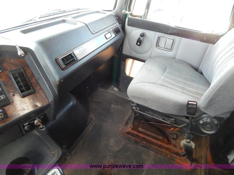 image for item H3372 1996 Volvo WIA Aero semi truck