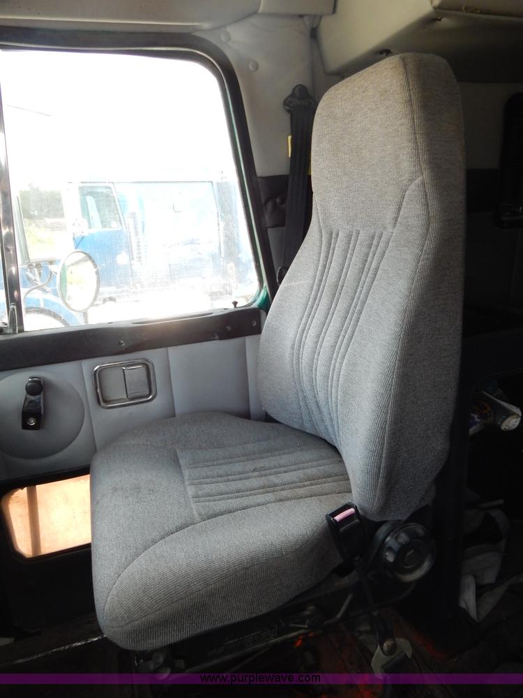 image for item H3372 1996 Volvo WIA Aero semi truck