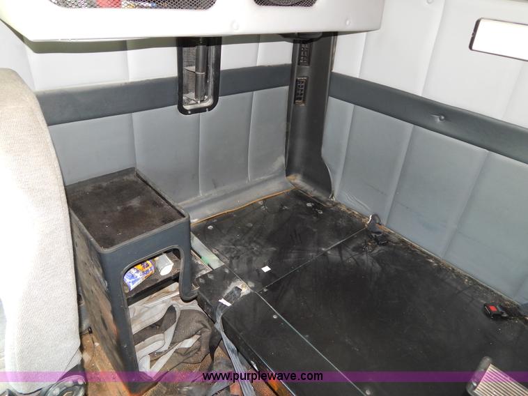 image for item H3372 1996 Volvo WIA Aero semi truck