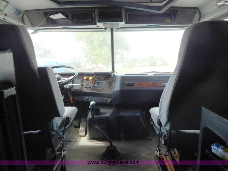 image for item H3372 1996 Volvo WIA Aero semi truck