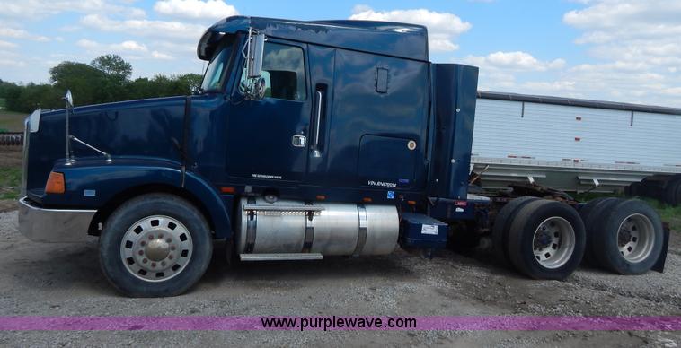 image for item H3373 1994 Volvo WIA semi truck