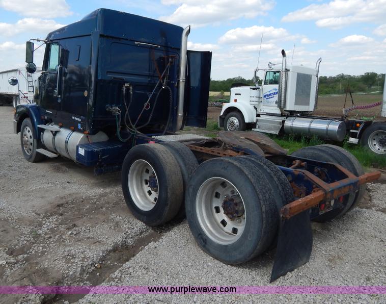 image for item H3373 1994 Volvo WIA semi truck