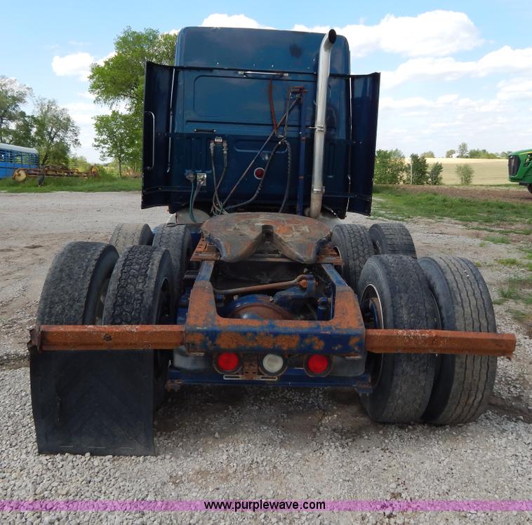 image for item H3373 1994 Volvo WIA semi truck