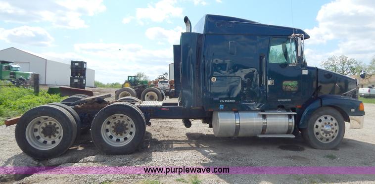 image for item H3373 1994 Volvo WIA semi truck
