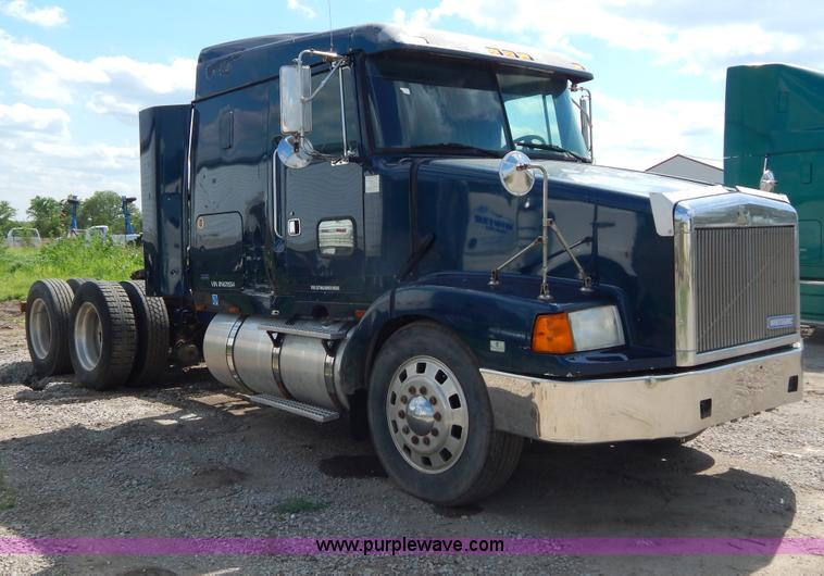 image for item H3373 1994 Volvo WIA semi truck