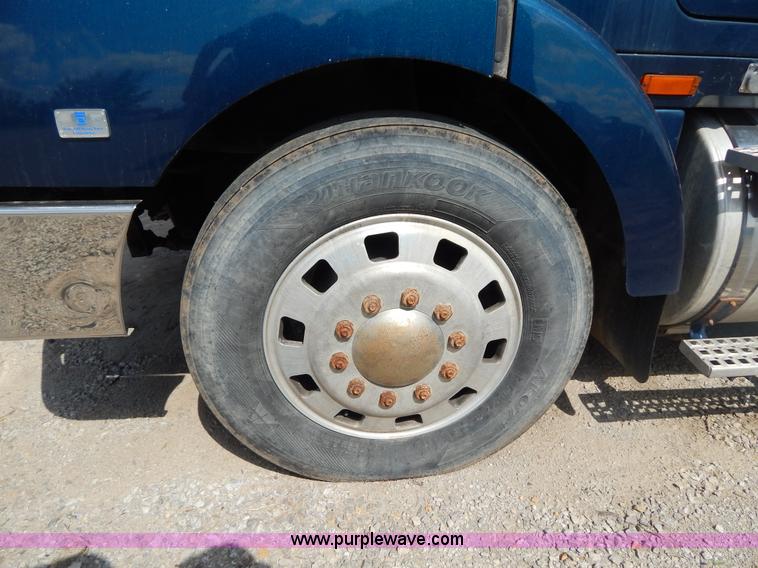 image for item H3373 1994 Volvo WIA semi truck