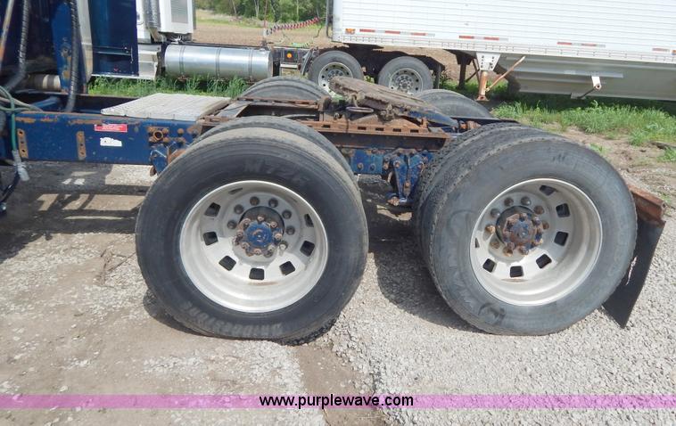 image for item H3373 1994 Volvo WIA semi truck