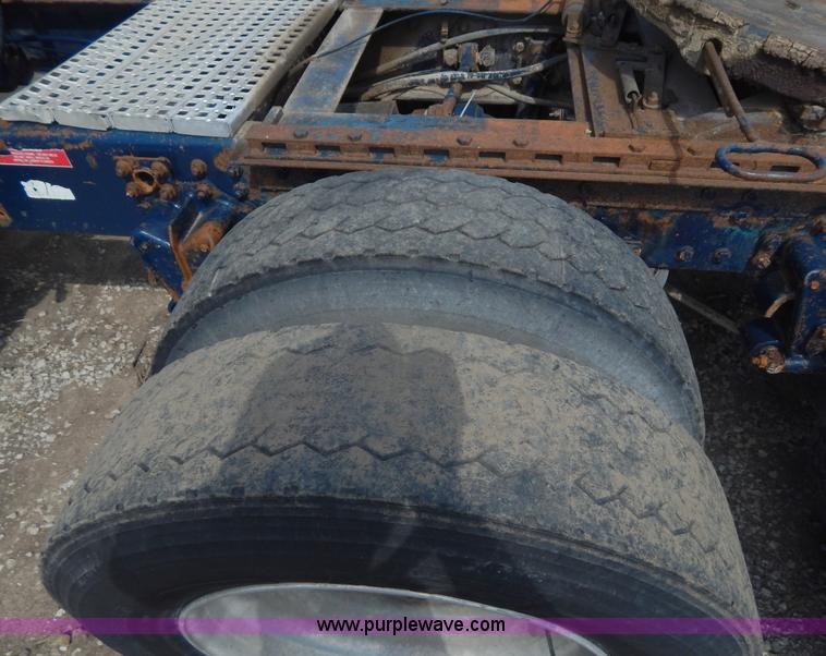 image for item H3373 1994 Volvo WIA semi truck