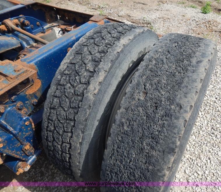 image for item H3373 1994 Volvo WIA semi truck